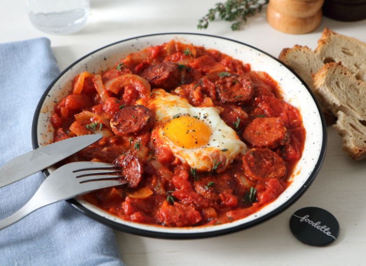 Photo Mijoté de tomates et poivrons, oeuf et chorizo grillé